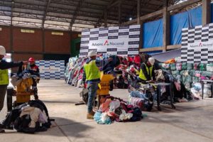 Subasta de ropa usada en Oruro