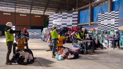 Subasta de ropa usada en Oruro