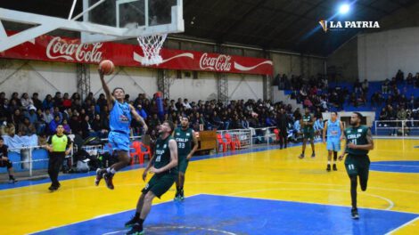 CAN vs Universitario en el partido de baloncesto