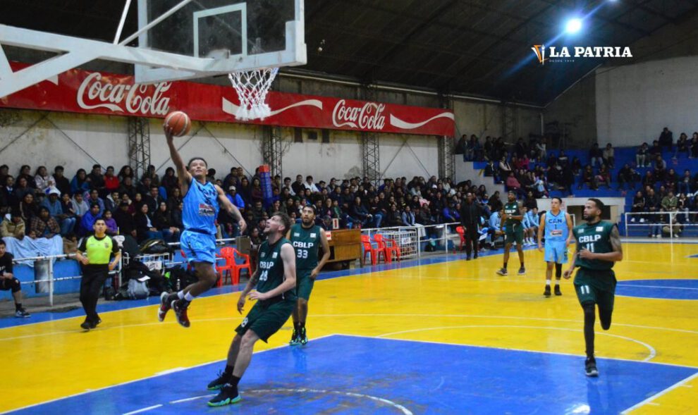 CAN vs Universitario en el partido de baloncesto