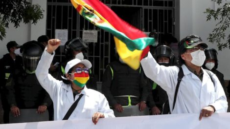 Marcha de médicos en rechazo a la jubilación forzosa