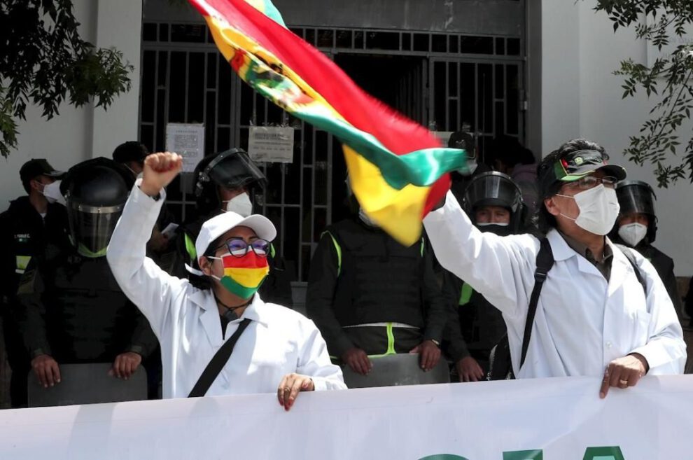 Marcha de médicos en rechazo a la jubilación forzosa