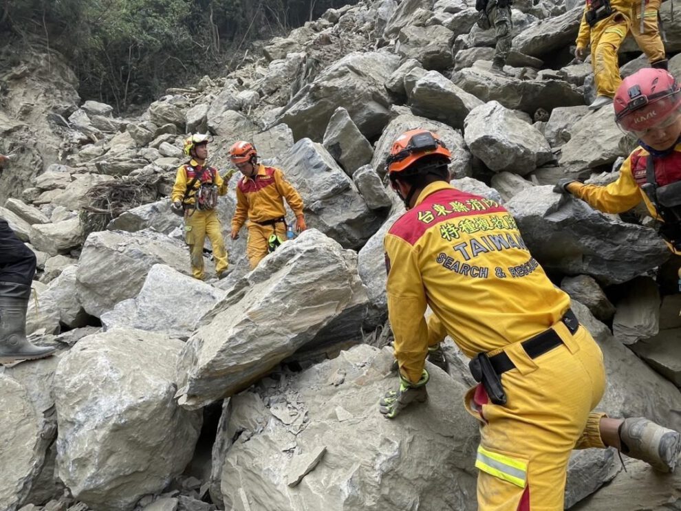 Rescatistas trabajando para recuperar el cuerpo de una mujer tras el terremoto en Taiwán