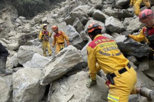Rescatistas trabajando para recuperar el cuerpo de una mujer tras el terremoto en Taiwán