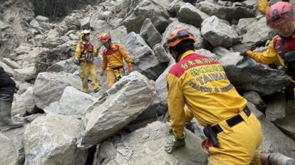 Rescatistas trabajando para recuperar el cuerpo de una mujer tras el terremoto en Taiwán