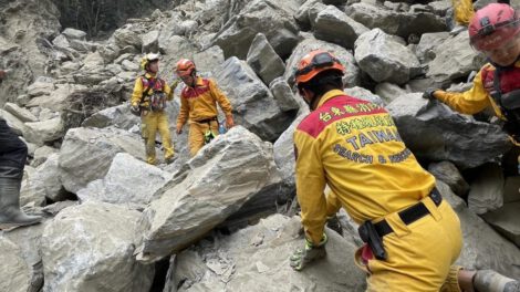 Rescatistas trabajando para recuperar el cuerpo de una mujer tras el terremoto en Taiwán