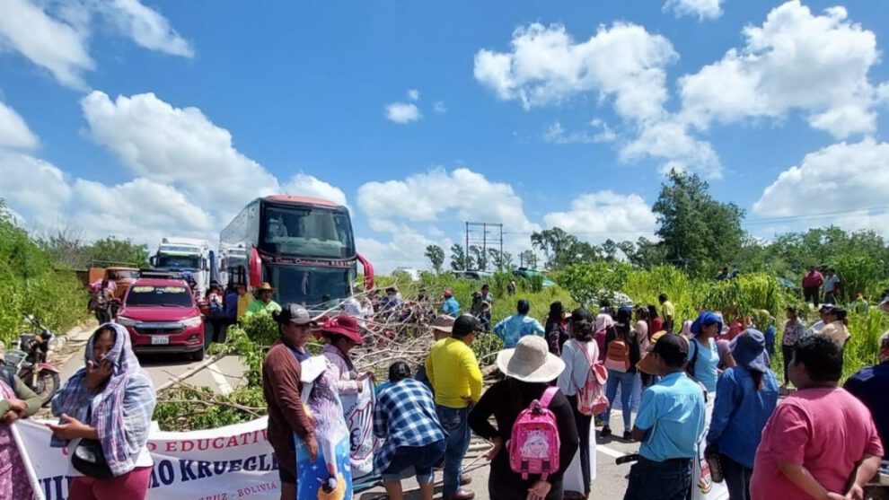 Bloqueo carretera Santa Cruz - Cochabamba por padres de familia en demanda del desayuno escolar