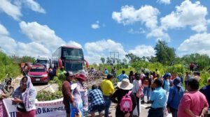 Bloqueo carretera Santa Cruz - Cochabamba por padres de familia en demanda del desayuno escolar