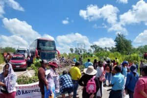 Bloqueo carretera Santa Cruz - Cochabamba por padres de familia en demanda del desayuno escolar