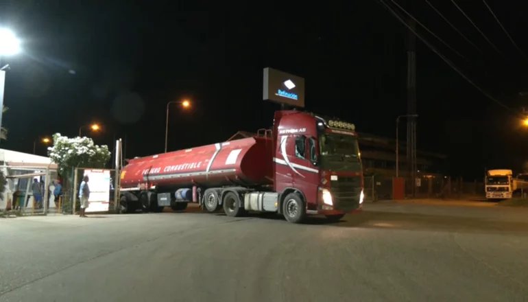 Acuerdo entre YPFB y choferes de cisternas para garantizar abastecimiento