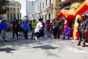 Día del Niño en Oruro con familias disfrutando de actividades recreativas