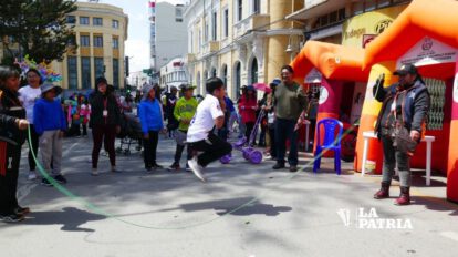 Día del Niño en Oruro con familias disfrutando de actividades recreativas