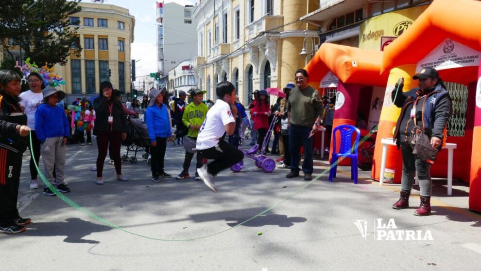 Día del Niño en Oruro con familias disfrutando de actividades recreativas