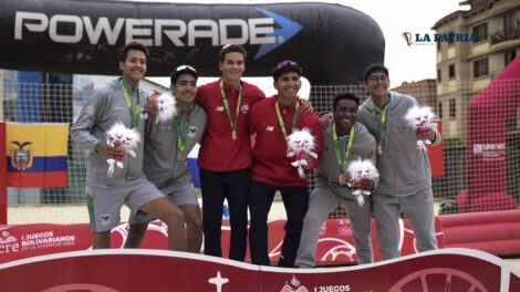 Duplas bolivianas de voleibol de playa ganan medallas de plata