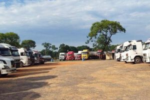 Carga de combustible a camiones bolivianos en Paraguay