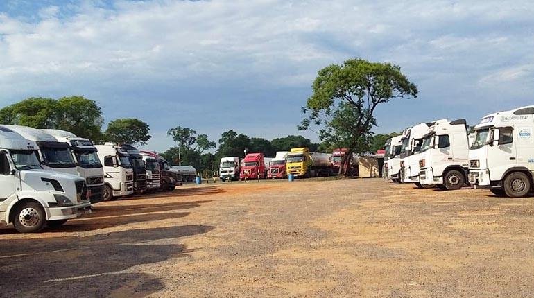Carga de combustible a camiones bolivianos en Paraguay