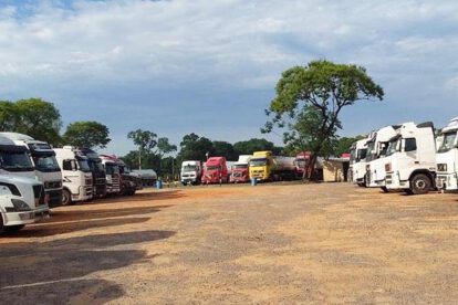 Carga de combustible a camiones bolivianos en Paraguay