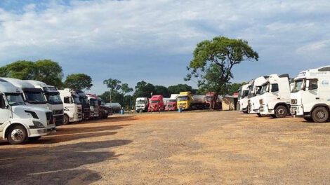 Carga de combustible a camiones bolivianos en Paraguay
