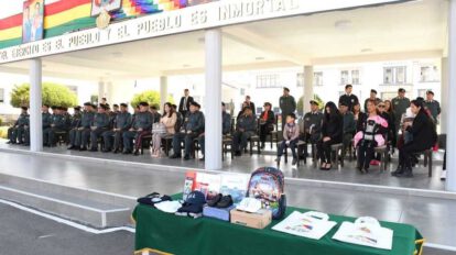Ejército de Bolivia entrega ítems de trabajo a esposas de militares fallecidos