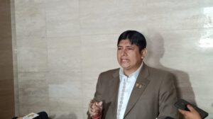 El diputado Rolando Cuéllar anuncia acciones legales contra líderes del paro médico en Bolivia