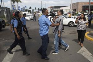 Periodistas nicaragüenses enfrentan represión y problemas financieros