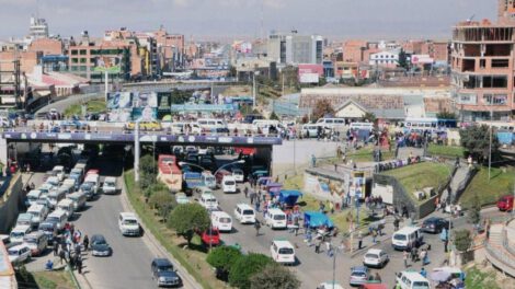 Congestionamiento vehicular en la Ceja de El Alto