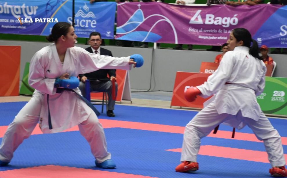 Riana Muñoz medalla de plata en kárate