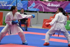 Riana Muñoz medalla de plata en kárate