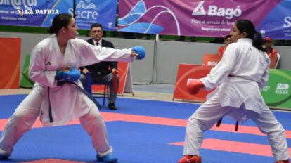 Riana Muñoz medalla de plata en kárate