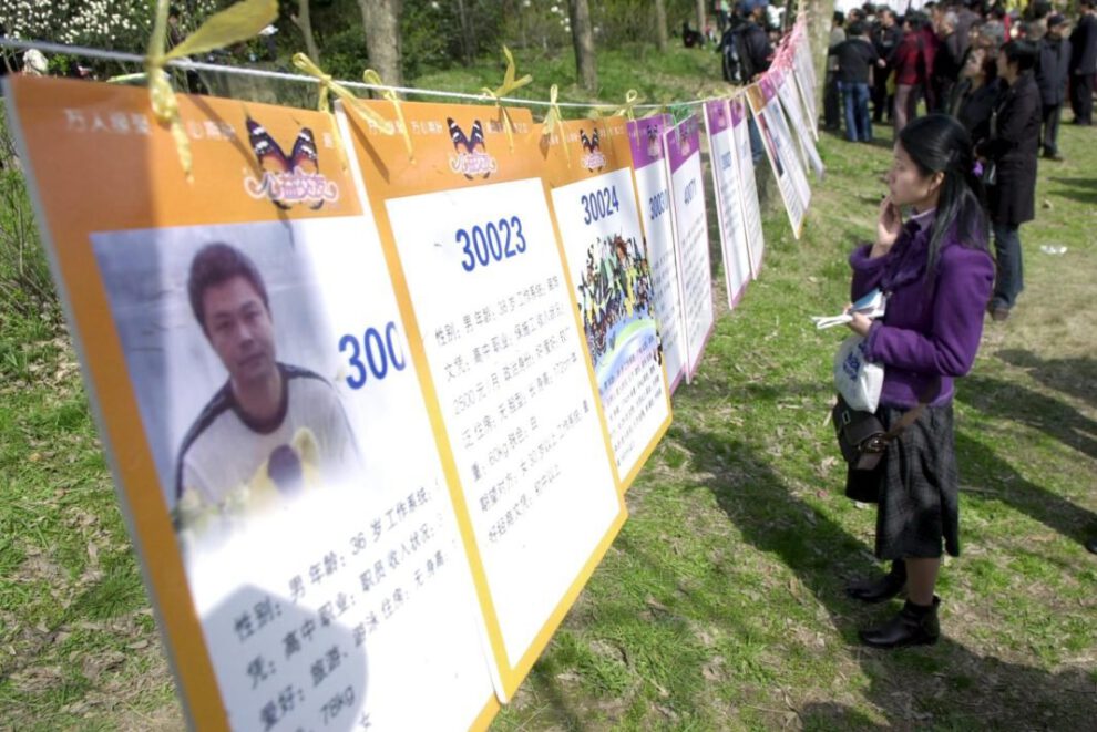 Solteros en China buscan amor en rincones especiales de parques públicos