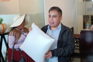 Alberto Astorga regala almohada al presidente de Cámara de Diputados