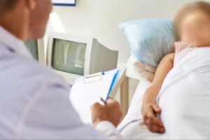 niña enferma abandonada en hospital