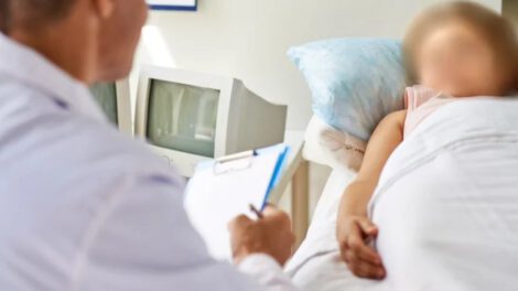 niña enferma abandonada en hospital