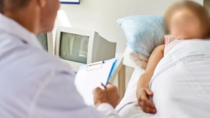 niña enferma abandonada en hospital