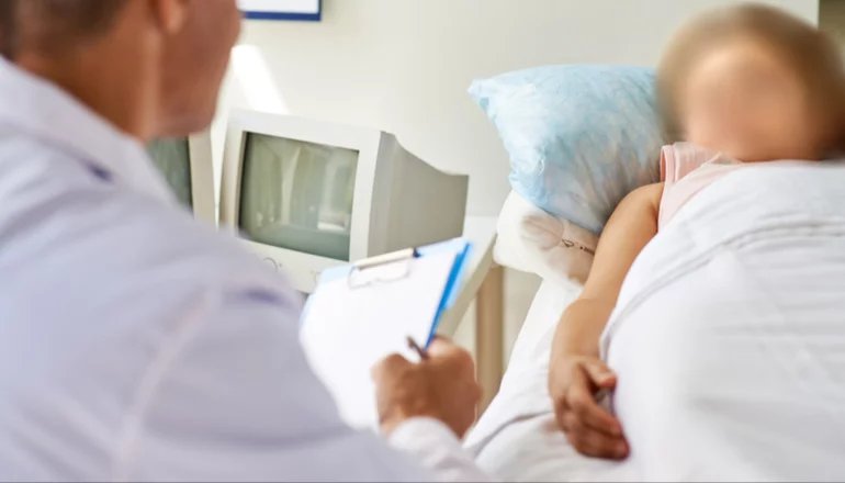 niña enferma abandonada en hospital