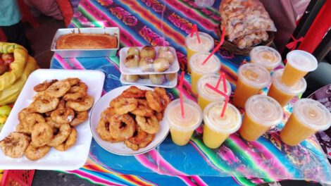 Feria Ecológica de Huari con manzanas y productos derivados