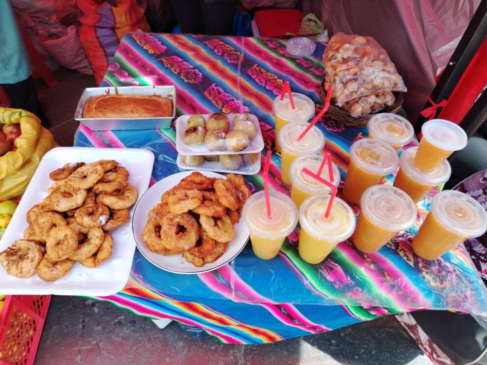 Feria Ecológica de Huari con manzanas y productos derivados