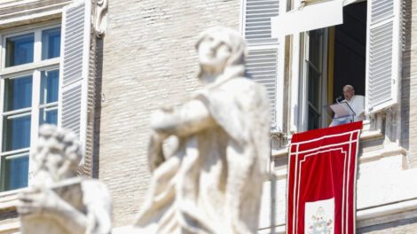 Papa Francisco pide cese de violencia en Oriente Medio