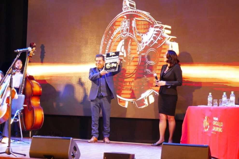 Premio Orgullo Orureño 2024 recibido por Benjamín Carvallo en el Complejo Cultural Llajtaymanta