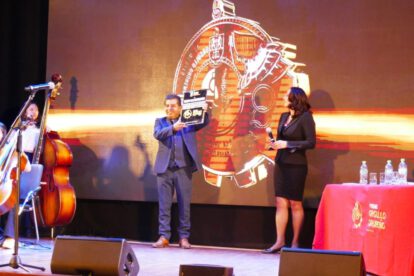 Premio Orgullo Orureño 2024 recibido por Benjamín Carvallo en el Complejo Cultural Llajtaymanta