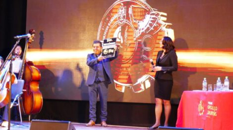 Premio Orgullo Orureño 2024 recibido por Benjamín Carvallo en el Complejo Cultural Llajtaymanta