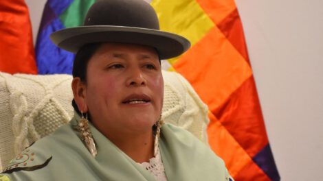 La senadora boliviana Virginia Velasco discute la legalización del aborto en Bolivia