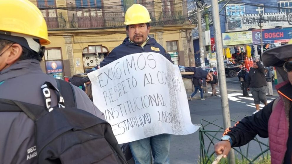 Trabajadores de la Alcaldía de La Paz exigen mejoras en sus condiciones laborales