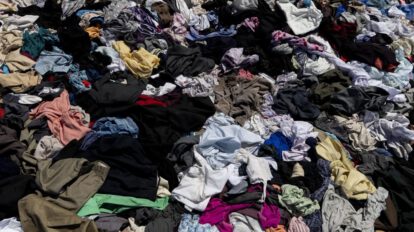 Fotografía de moda sostenible en el vertedero de ropa en el desierto chileno