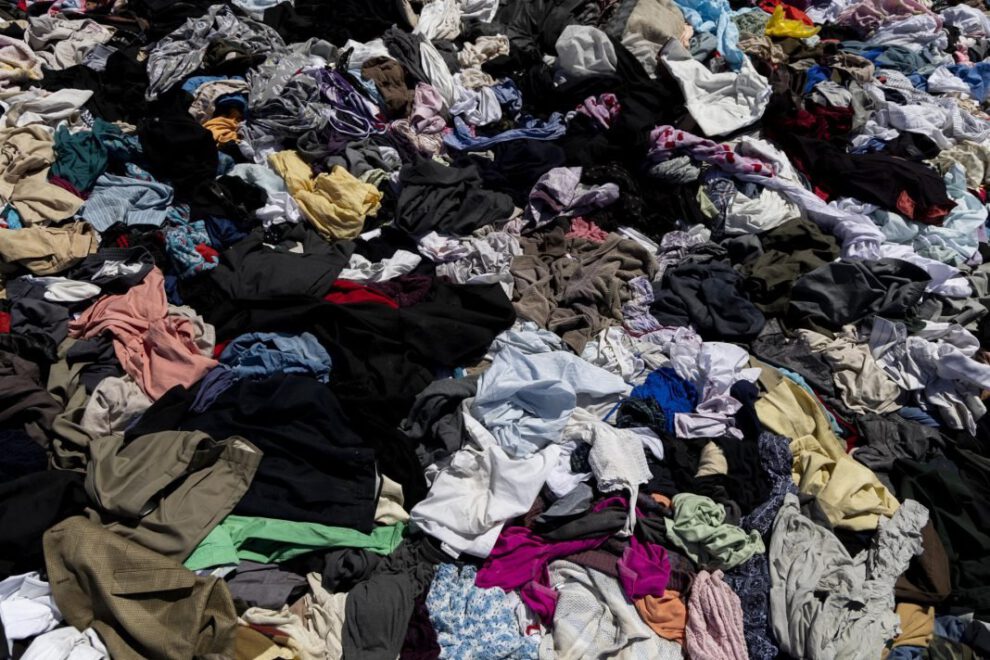 Fotografía de moda sostenible en el vertedero de ropa en el desierto chileno