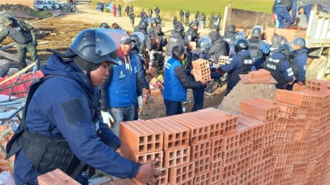 Demolición de construcción ilegal en Parque Acuático