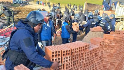 Demolición de construcción ilegal en Parque Acuático