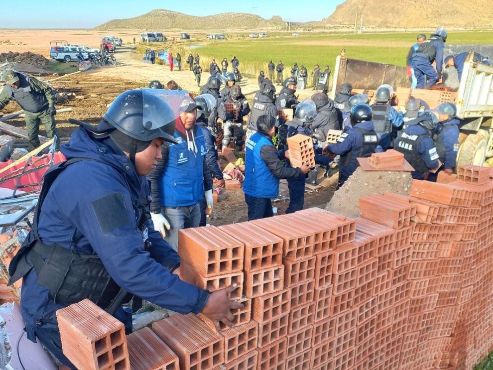 Demolición de construcción ilegal en Parque Acuático