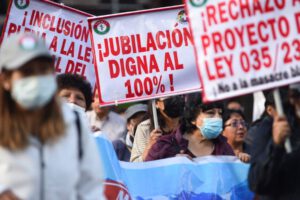 Médicos marchan contra la Ley de Pensiones
