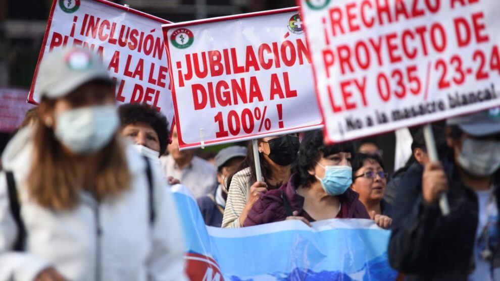 Médicos marchan contra la Ley de Pensiones